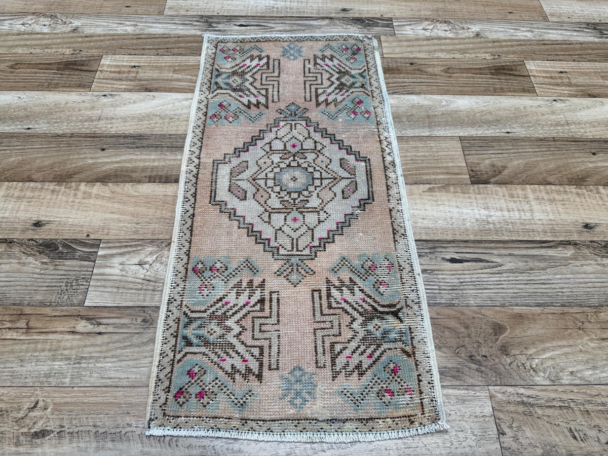 1'5"x2'11" Vintage Blush Pink Hand-Knotted Wool Accent Turkish Rug