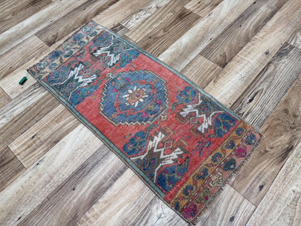 1'5"x2'10" Vintage Faded Red Hand-Knotted Wool Accent Turkish Rug