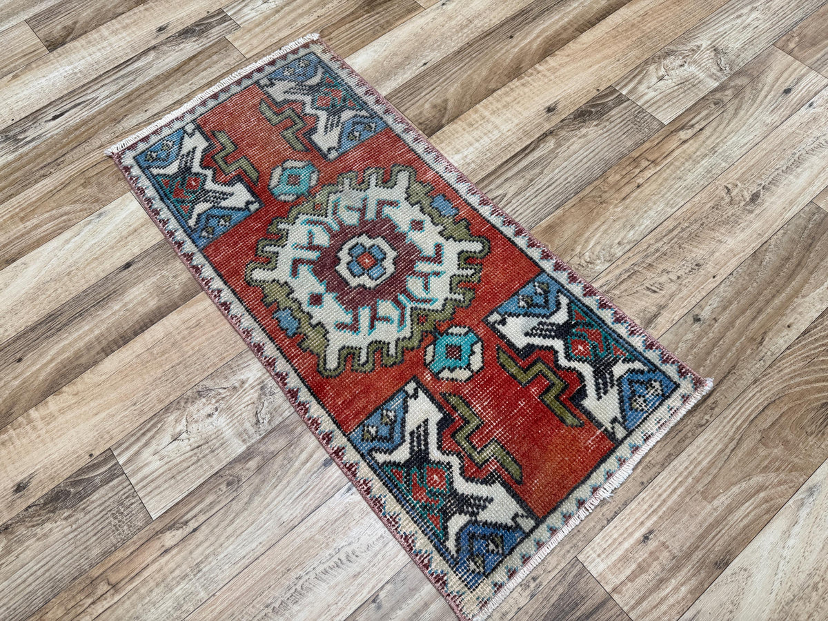 1'5"x3'0" Vintage Red Hand-Knotted Wool Accent Turkish Rug