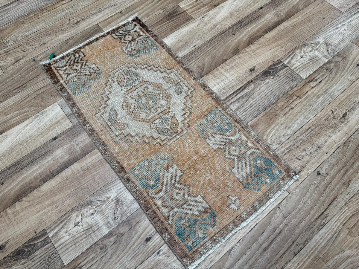 1'6"x2'11" Vintage Warm Tan Hand-Knotted Wool Accent Turkish Rug