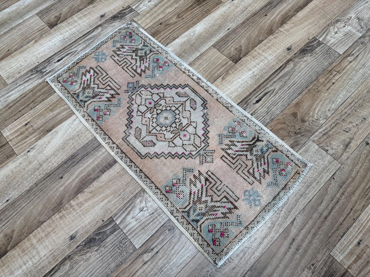 1'5"x2'11" Vintage Blush Pink Hand-Knotted Wool Accent Turkish Rug