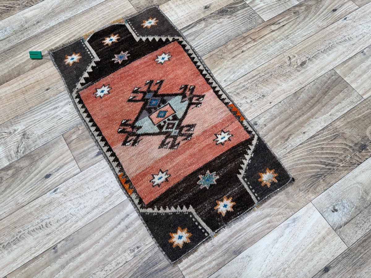 1'3"x2'3" Vintage Dusty Coral Hand-Knotted Wool Accent Turkish Rug
