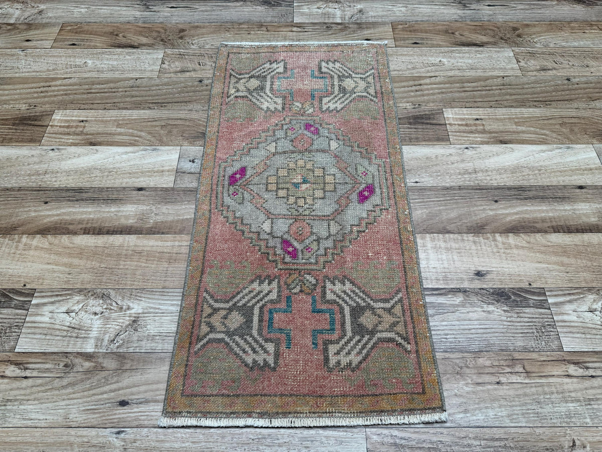 1'7"x3'3" Vintage Muted Salmon Hand-Knotted Wool Accent Turkish Rug