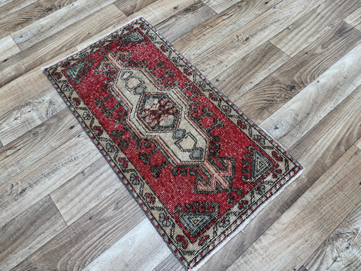 1'7"x3'0" Vintage Red Hand-Knotted Wool Accent Turkish Rug