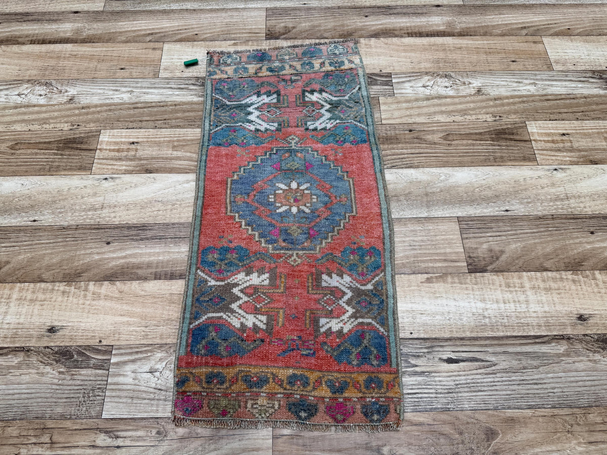 1'5"x2'10" Vintage Faded Red Hand-Knotted Wool Accent Turkish Rug