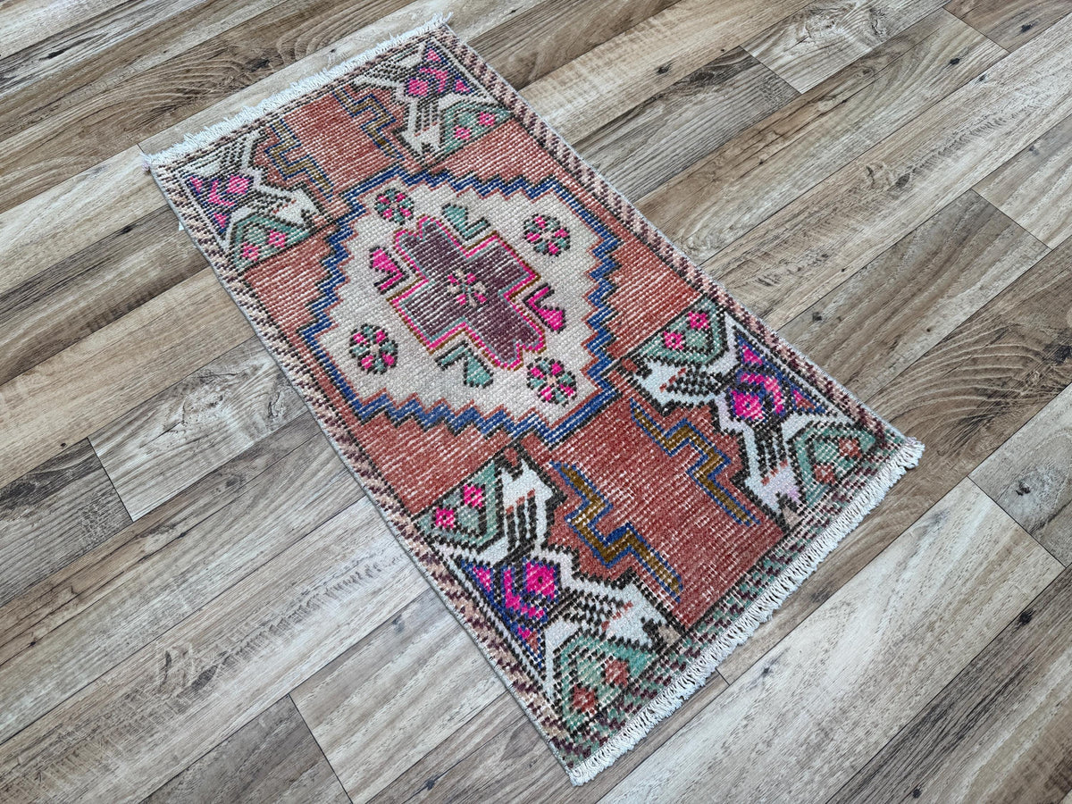 1'7"x2'11" Vintage Faded Red Hand-Knotted Wool Accent Turkish Rug