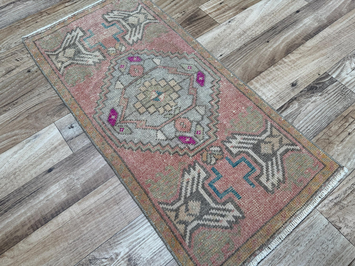 1'7"x3'3" Vintage Muted Salmon Hand-Knotted Wool Accent Turkish Rug