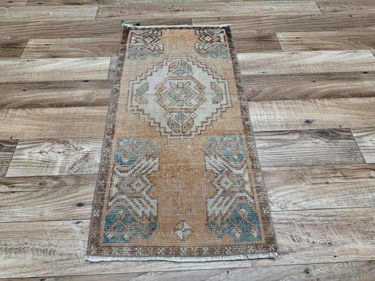1'6"x2'11" Vintage Warm Tan Hand-Knotted Wool Accent Turkish Rug